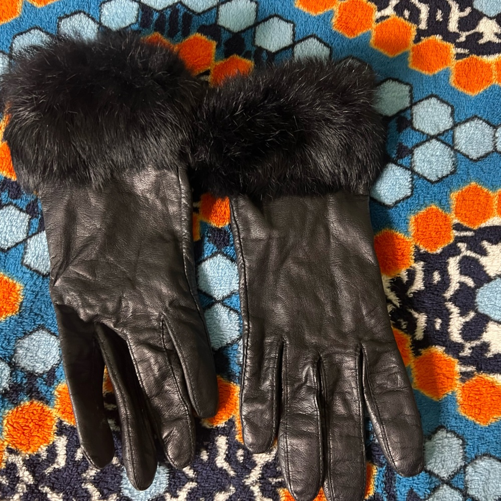 Fownes Women’s Black leather gloves with faux fur trim